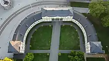 U-förmiges Gebäude mit innenliegendem Garten.