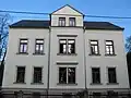 Wohnhaus in offener Bebauung und Ecklage