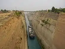 Ein Schiff wird durch den Kanal geschleppt