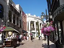 Blick auf die Kopfsteinpflastergasse Via Rodeo des Two Rodeo Drive