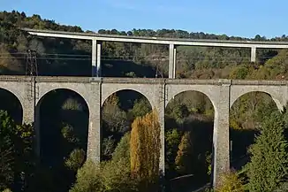Das Autobahn und das Eisenbahnviadukt bei Pierre-Buffière.