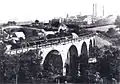 Viadukt Oels­nitz (Via­dukt He­ge­bach­tal; West­seite Rich­tung Süden) um 1900, im Hin­ter­grund die Ver­eins­glück-Schäch­te