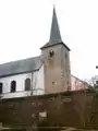 Kirche und Mauern mit weiterverarbeiteten römischen Bauteilen