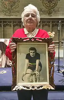 Victoire Van Nuffel mit einem Fotovon sich aus dem Jahre 1959 (2019)