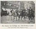 Kaiser Wilhelm II. (2. v. l.) mit Gefolge vor dem Victoria-Café.