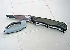 Manueller Outdoor-Messer­schärfer von Victorinox, mit Wolframcarbid­einsätzen