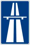 Verkehrszeichen für eine Autobahn mit blauer Beschilderung