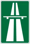 Verkehrszeichen für eine Autobahn mit grüner Beschilderung
