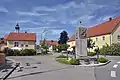Ortsmitte mit Kriegerdenkmal (im Hintergrund St. Jakobus und Rathaus)