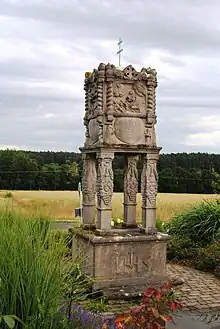 Viersäulenmarter am Ortsrand