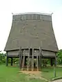 Pfahlhaus, Außenbereich. (Nachbau, gesponsert von der Bundesrepublik Deutschland)