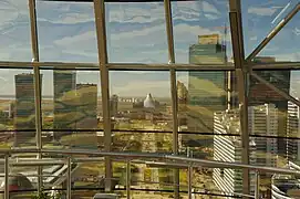 Blick von der Aussichtsplattform Richtung Khan-Shatyr-Zelt, 2011