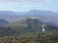 Der Meall a’ Chrasgaidh vom Sgùrr Mòr aus gesehen, im Hintergrund der An Teallach