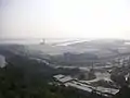 Blick auf den Flughafen von Macau, unterhalb des Gipfels