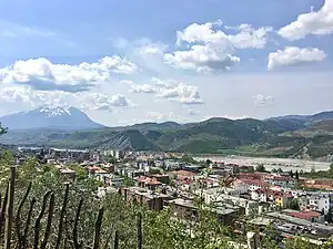 Die Stadt Gramsh mit dem Tomorr im Hintergrund
