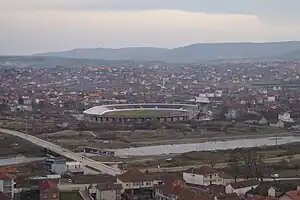 Blick vom Kodra e Minatorve auf das Olympiastadion „Adem Jashari“ (Juli 2013)