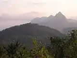 Gebirgskette des Paitchau bei Sonnenuntergang von Tutuala aus.