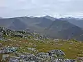 Blick vom nördlich benachbarten A’ Ghlas-bheinn auf den breiten Rücken des Beinn Fhada, im Hintergrund die Gipfel der Five Sisters of Kintail
