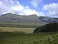 Das Massiv des Creag Meagaidh von Süden aus dem Glen Spean, in Bildmitte der Vorgipfel Meall Coire Choille-rais