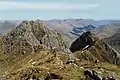Blick vom Gipfel nach Osten über den Grat der Forcan Ridge und den Sgùrr na Forcan, im Hintergrund die Berge von Kintail