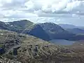 Blick vom südöstlich liegenden Beinn Liath Mhòr Fannaich über Loch a’ Mhadaidh zum Meall a’ Chrasgaidh