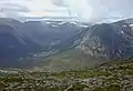 Blick vom Càrn a’ Mhàim nach Westen über Glen Geusachan, das von der Ostwand des Monadh Mòr abgeschlossen wird. Links der Beinn Bhrotain, rechts The Devil’s Point