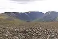Blick vom Càrn Liath nach Westen in das Coire Adair und auf den Creag Meagaidh, rechts die als the Window bezeichnete Scharte zum benachbarten Stob Poite Coire Ardair