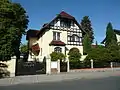 Villa mit Einfriedung