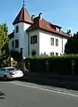 Villa mit Einfriedung in Ecklage