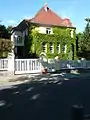 Villa mit Garage und Einfriedung