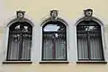 Dreiteiliges Fensterband mit Köpfen auf den Schlusssteinen der Bögen, Villa Rothermundt, Dresden