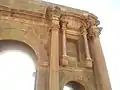 Detail des Bogens, Ostseite mit Nischenarchitektur