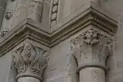 Kapitelle am Portal