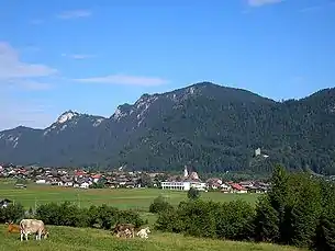Ansicht von Süden mit den Burgen Vilsegg (rechts) und
Falkenstein (Bayern, links)