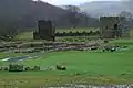 Rekonstruktionen eines Torturmes eines Holz-Torf-Meilenkastells (links) und eines Kastellturmes (rechts) im Kastell Vindolanda