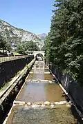 Der kanalisierte Río Aragón, Blick von Süden zur Bahnhofsvorplatzbrücke “Puente Albert Le Lay”