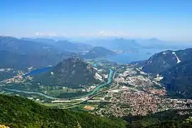 Der Mergozzosee links mit dem Mont’Orfano, dem Fluss Toce, dem Ort Gravellona Toce und dem Lago Maggiore