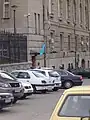 Gebäude der Regierung der Republik Serbien. Der Pfeil markiert Eingang Nr. 5, wo der serbische Premierminister Zoran Đinđić stand, als er erschossen wurde.