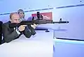 Putin an einem Schießsimulator