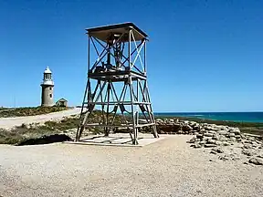 Leuchtturm und Geschütz aus dem Zweiten Weltkrieg am Nordende