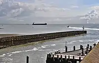 Westerschelde vor Vlissingen mit auslaufendem Lotsenboot
