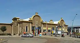Das Bahnhofsgebäude und der Vorplatz (2012)