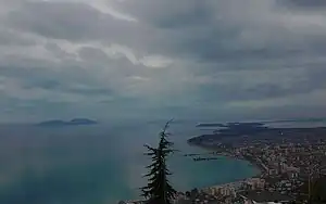 Nördlicher Teil mit der Stadt Vlora, im Hintergrund die Insel Sazan