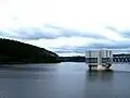 Stausee mit Turm zur Trinkwasserentnahme