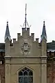 Mittelrisalit, mit Wappen der Hünicken