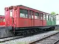 Historischer Wagen der Pariser Metro mit nach Wagen­klassen differen­zier­ter Außen­lackierung