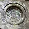 Nordostportal-Rosette 2: „Vollendet 1855“