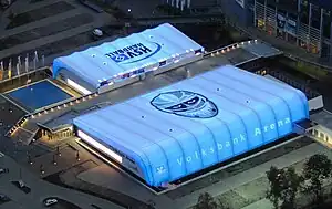 Die Arena 2008. Oben rechts die Barclays Arena.