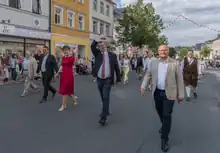 Das Foto zeigt den Volksfestumzug, hier Politiker/-innen der Region