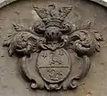 Wappen auf der Grabplatte für Johannetten Lucien Julianen von Fabrice (1674–1730), Tochter von Weipart Ludwig von Schmidt genannt Fabricius